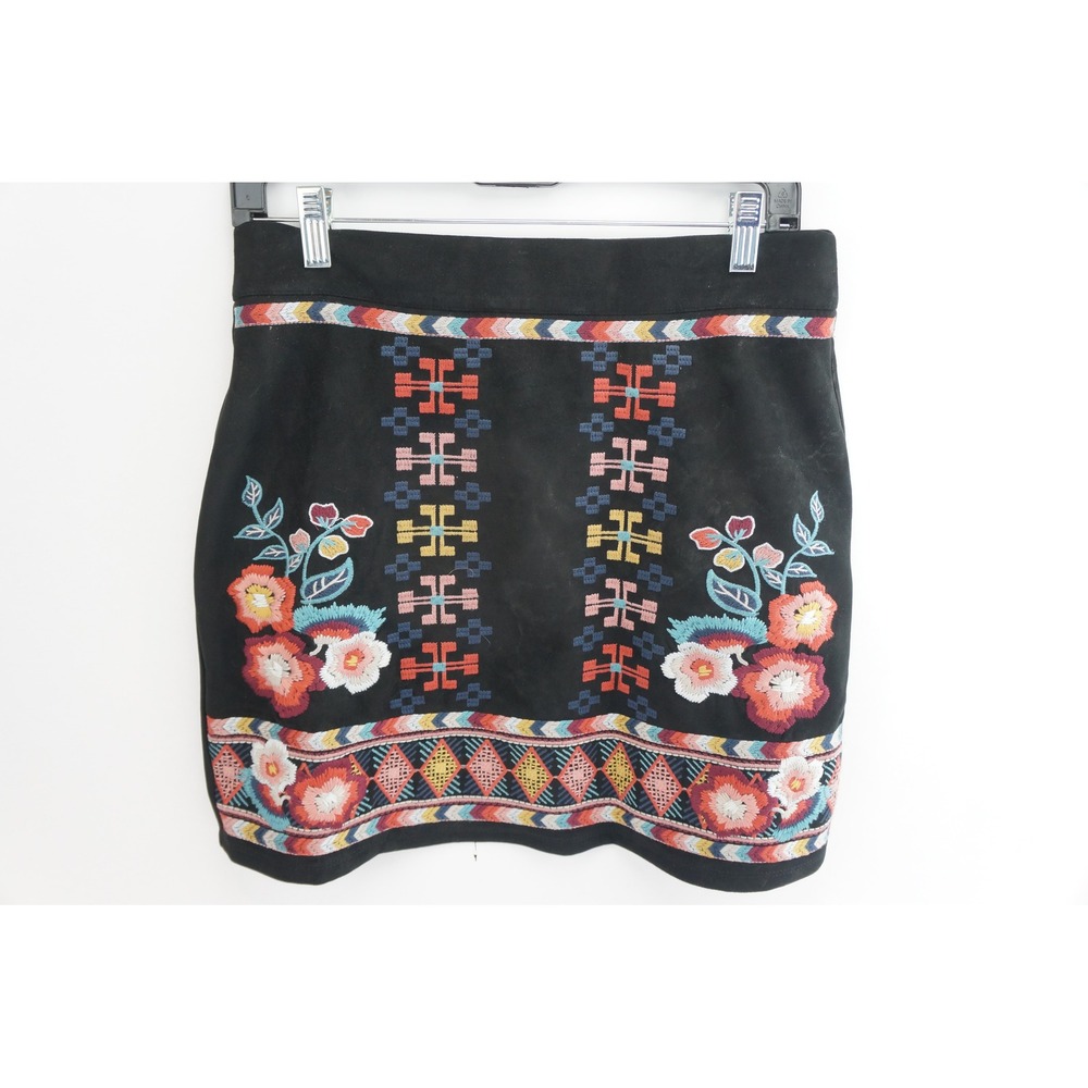 VGC THML Mini Skirt Womens M Black Faux Suede Embroidered Floral JH998-1-BK